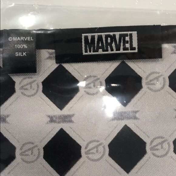 New Marvel Avengers 100% Silk Pocket Square - Picture 2 of 3